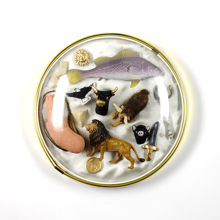 Ex-voto Force collage objets lion truite symboles taureau bras mèche de cheveux épée pyramide aigle soleil éclair
